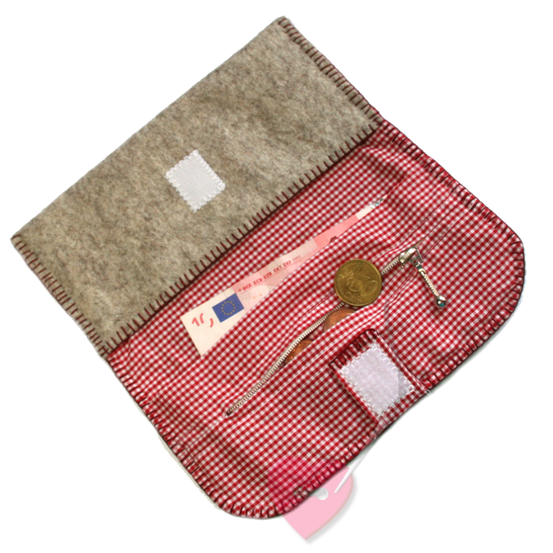 Geräumiger Geldbeutel aus naturgrauem Wollfilz mit aufgesticktem Hirschkopf Innenansicht