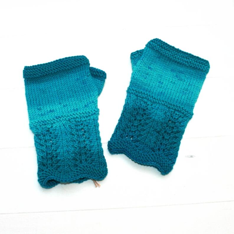 Strickanleitung  Handwärmer mit Farnmuster  Musterbeispiel