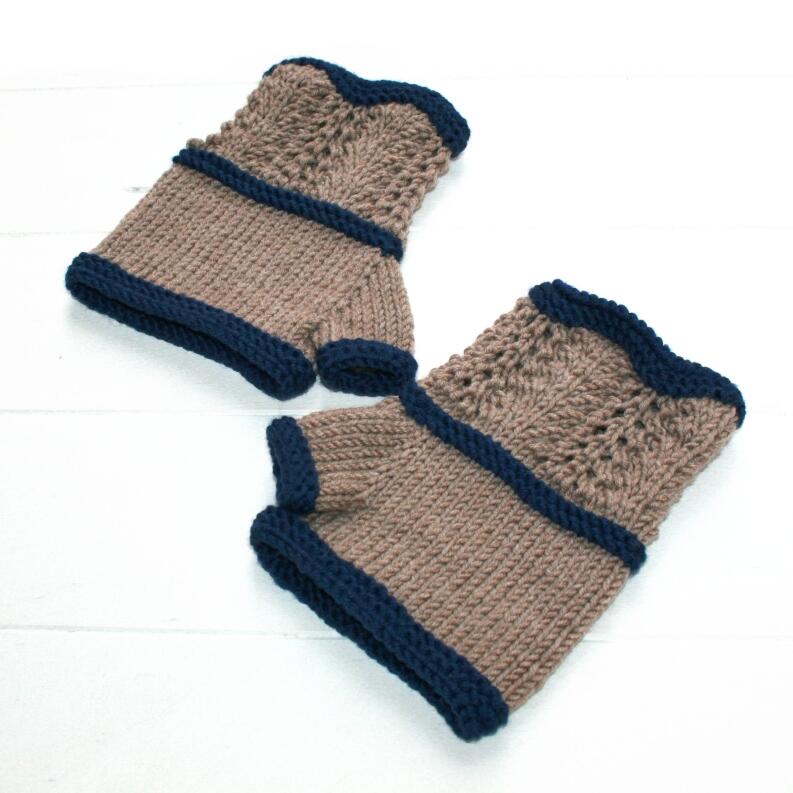 Handgestrickte Handwärmer mit Lacemuster in Blau/Taupe