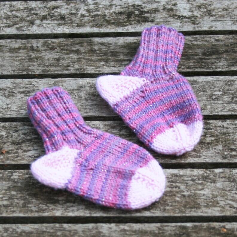 Strickanleitung für zweierlei Babysocken Klassische Babysocke Musterbeispiel