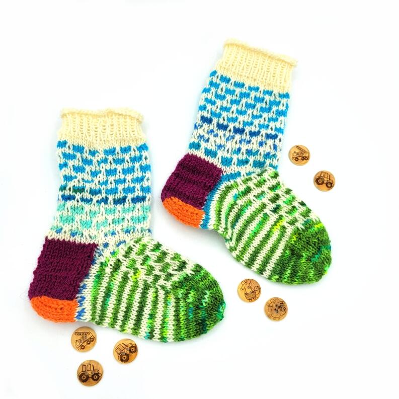 Handgestrickte Kindersocken mit Einstrickmuster Gr. 22/23