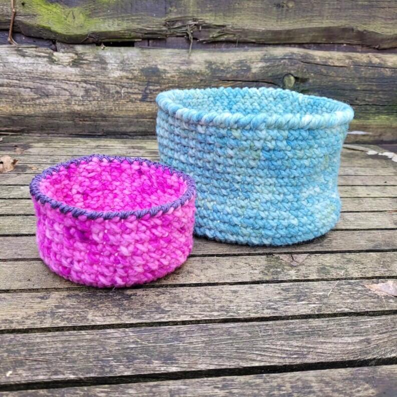 Bodenplatte aus Holz - Größenvergleich fertiges Körbchen Beispielbild