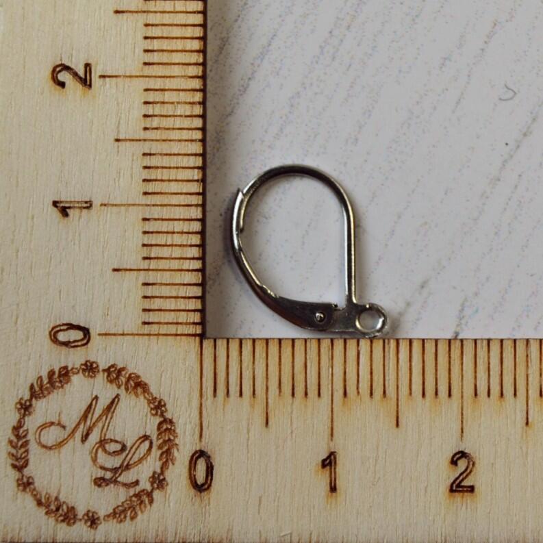 Handgefertigter Maschenmarkierer aus Holz - Wollsocke Detail Öse