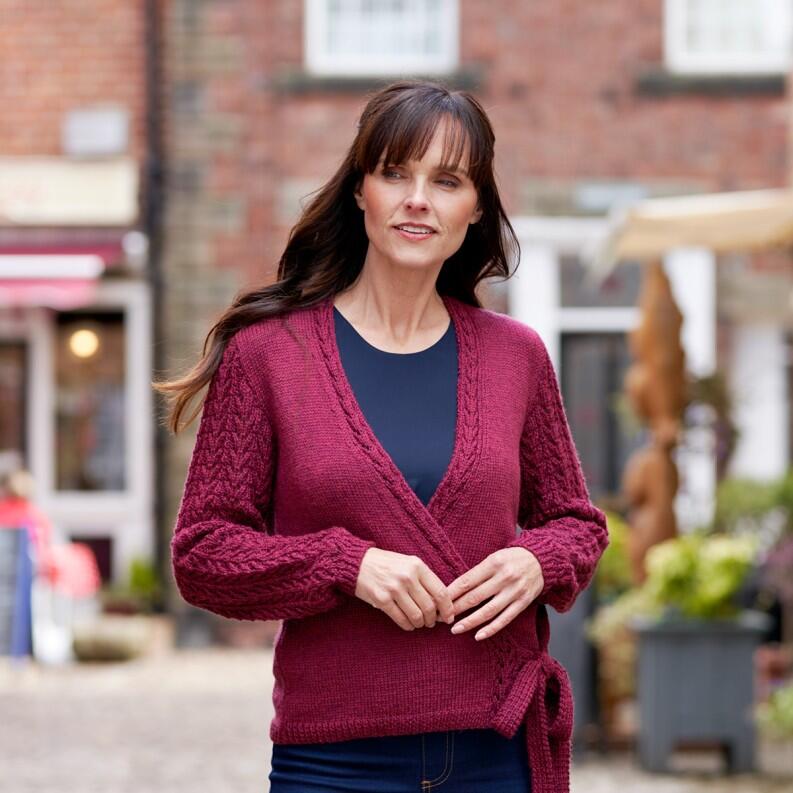 WYS Riverside Collection Pattern Book von Sarah Hatton Cardigan Levisham