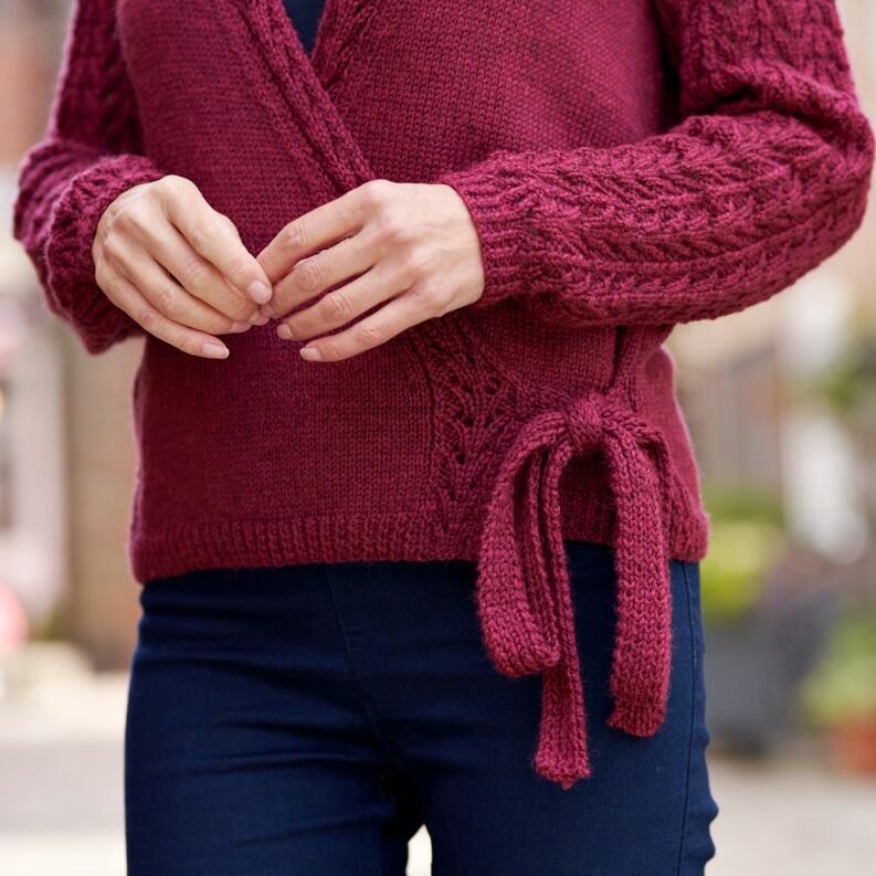 WYS Riverside Collection Pattern Book von Sarah Hatton Cardigan Levisham