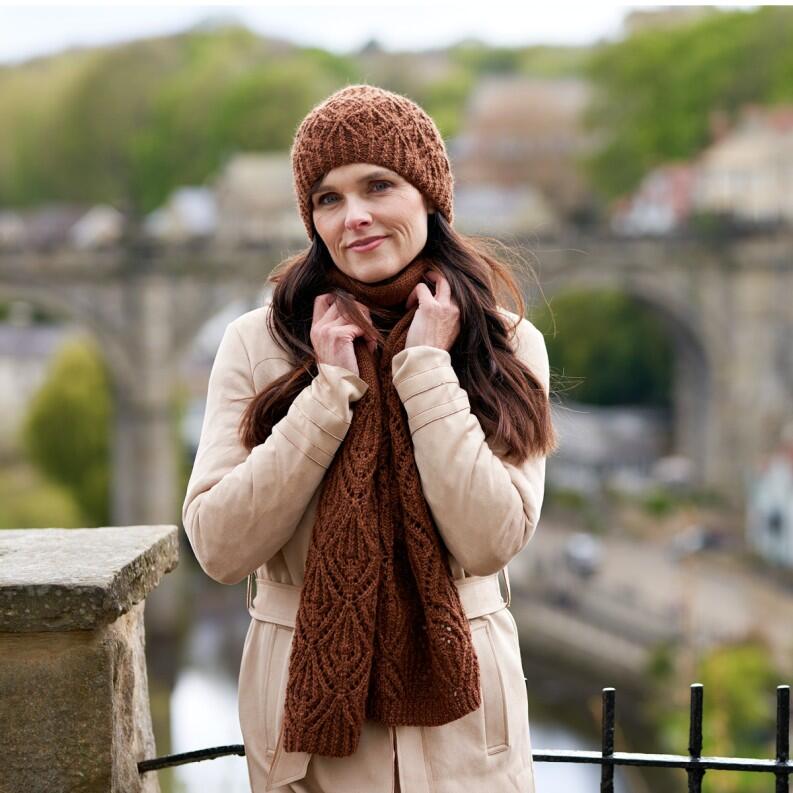 WYS Riverside Collection Pattern Book von Sarah Hatton Mütze und Schal Redmire