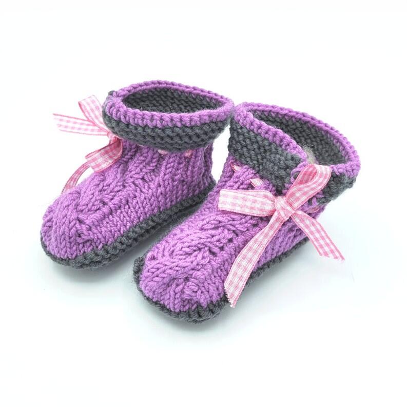 Lila Babyschuhe mit Zopf aus reiner Merinowolle