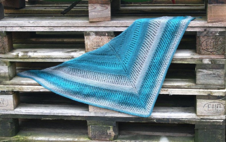 Anleitung Reyna ein Strukturmustertuch aus Sockengarn Strickbeispiel Zauberball Farbe: Monochrom