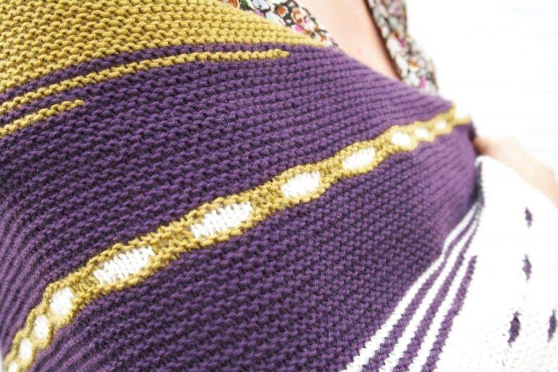 Rosy Green Wool Anleitung - Tuch Color Spotting Musterbeispiel in Moos, Brombeere und Edelweiß