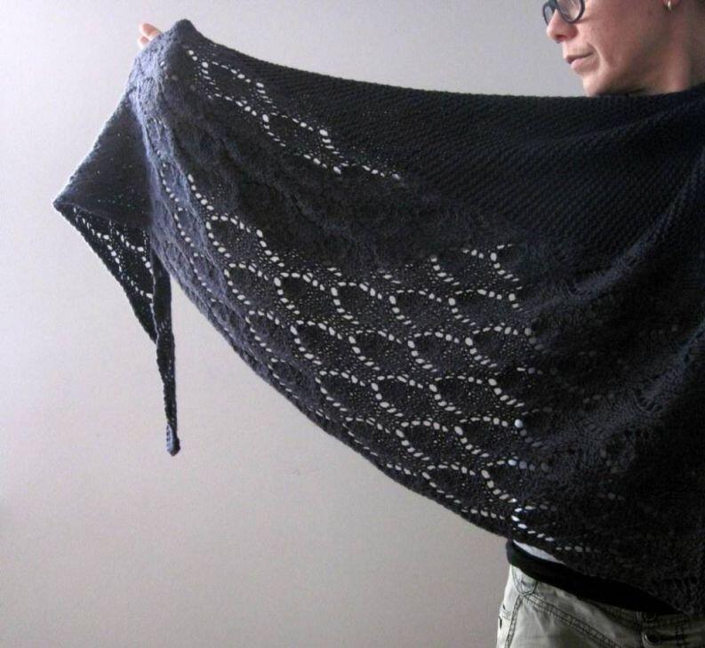 Rosy Green Wool Anleitung - Tuch Ainu Strickbeispiel in Rosy Green Wool Big Merino Hug Cornwall