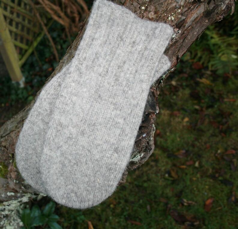 Gefilzte Handschuhe aus regionaler Wolle
