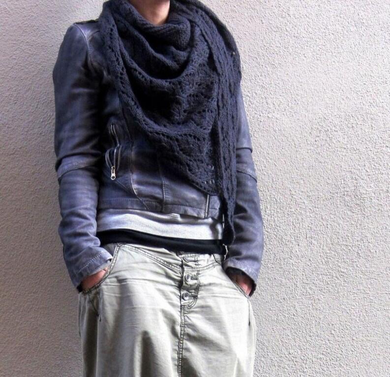 Rosy Green Wool Anleitung - Tuch Ainu Strickbeispiel in Rosy Green Wool Big Merino Hug Cornwall