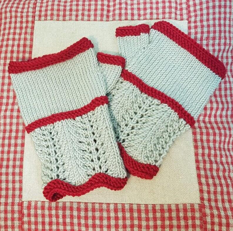 Strickanleitung  Handwärmer mit Farnmuster  Musterbeispiel gestrickt aus Ferner Wolle Merino 120