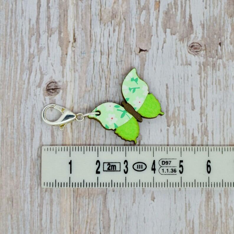 Handgefertigter Maschenmarkierer aus Holz - Schmetterling Farbe: Grün